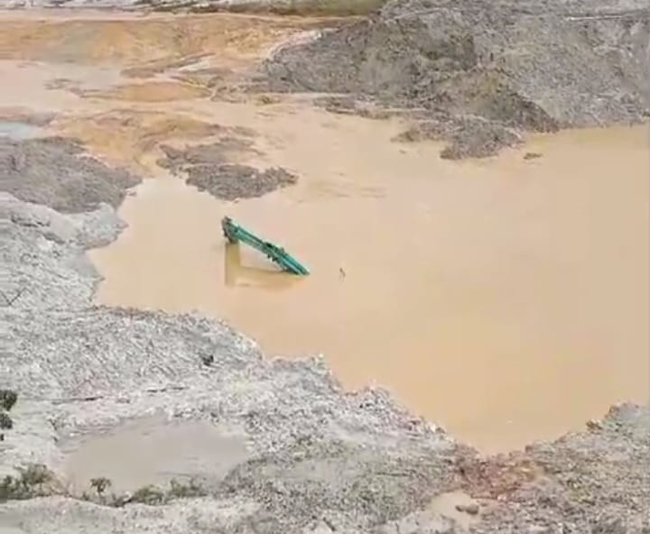 Dua Alat Berat Tertimbun Tanah di Toboali, Seorang Operator Hilang