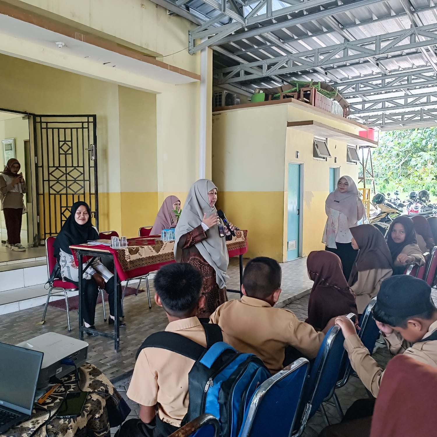 Puluhan Siswa SD Kunjungi DPKP Bateng, Belajar Penanganan Gigitan Anjing