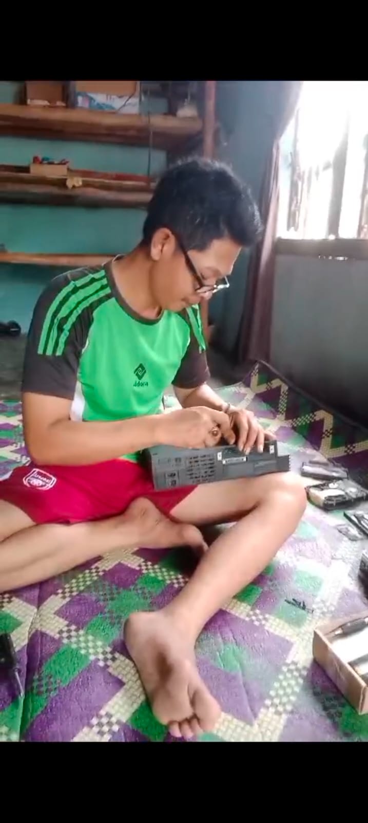 Hebat, Kepala Sekolah di Bangka Selatan Ini Bisa Perbaiki Handphone