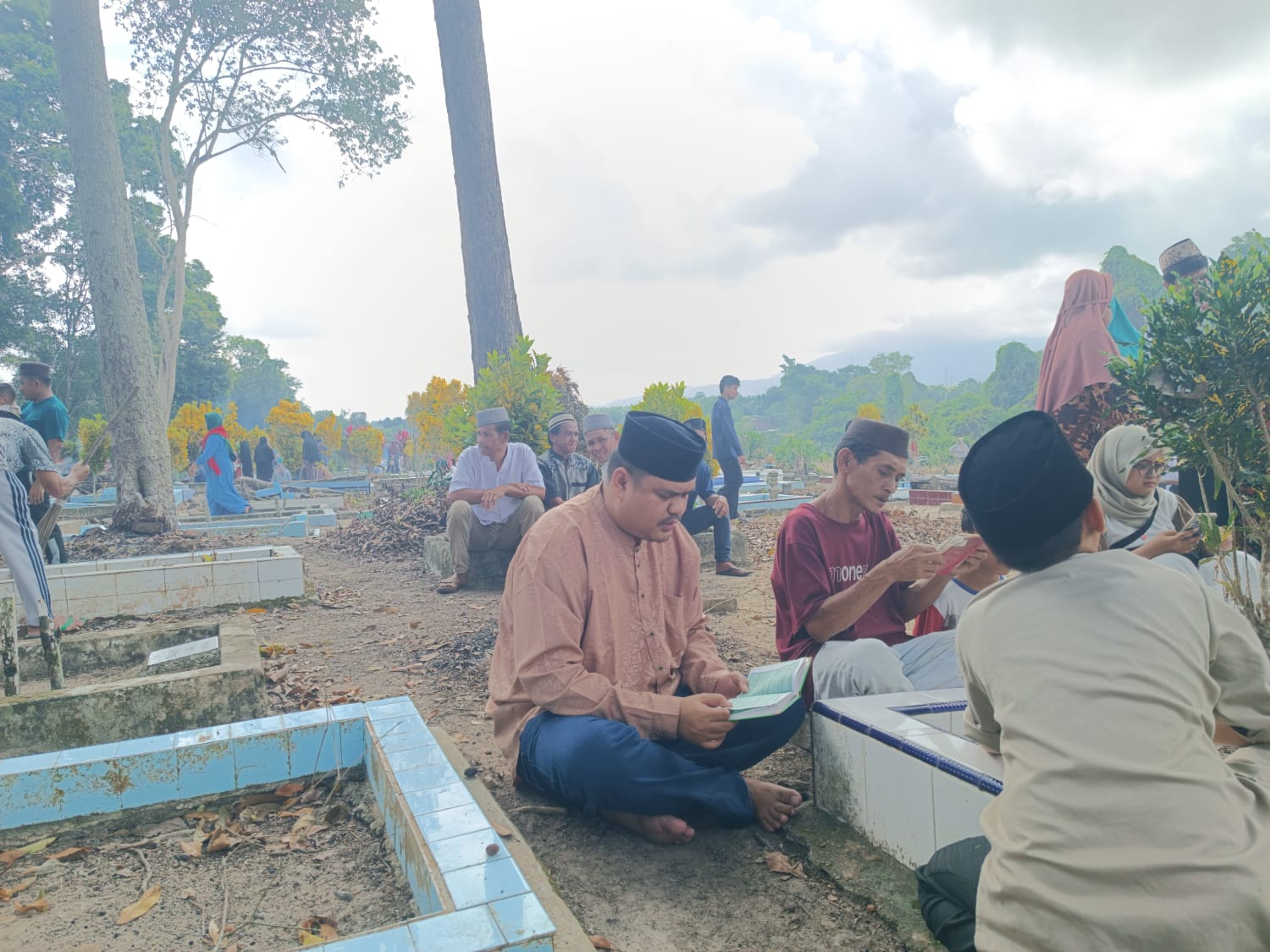Isak Tangis Warnai Acara Ruwah Kubur Desa Perlang