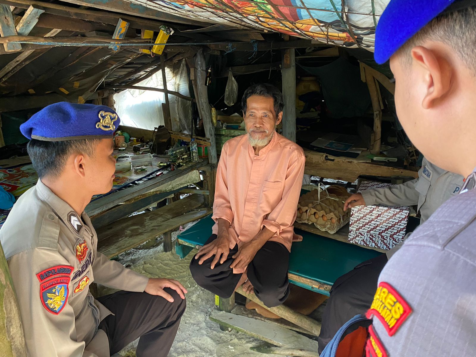 Kodri Dapat Bantuan Sembako dari Satpol Airud Bangka Selatan