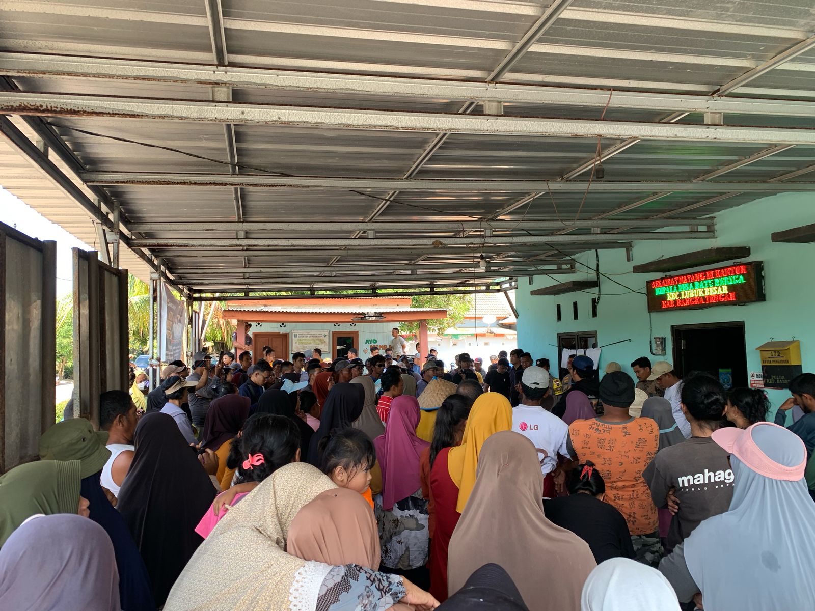 Warga Batu Beriga Usir Ratusan Polisi dan PT Timah