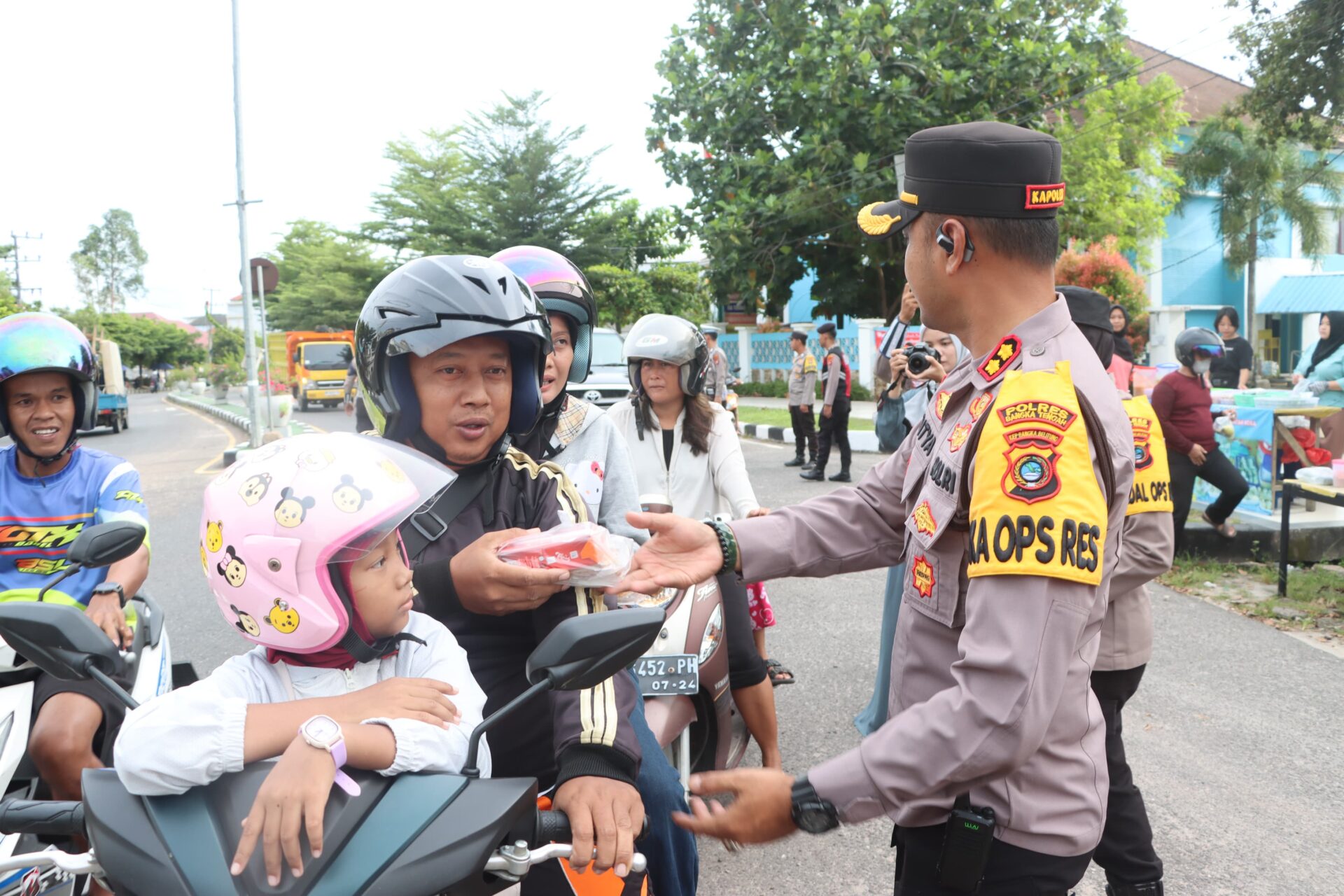 Masyarakat di Bundaran Koba Dapat Takjil Gratis