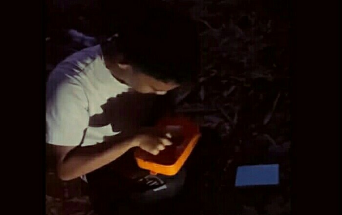 Viral Pria Remaja Berbuka Puasa di Depan Makam Ibunya saat Ramadhan