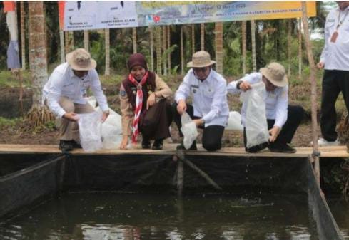 Bupati Bangka Tengah dan Wakilnya Tebar 7 Ribu Benih Ikan untuk Pokdakan Besatu
