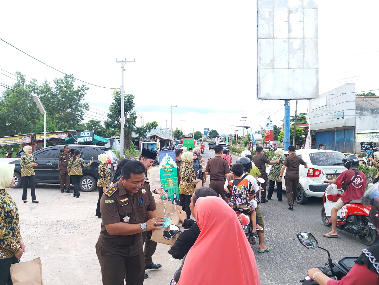 300 Takjil Dibagikan Kejari Bateng untuk Masyarakat