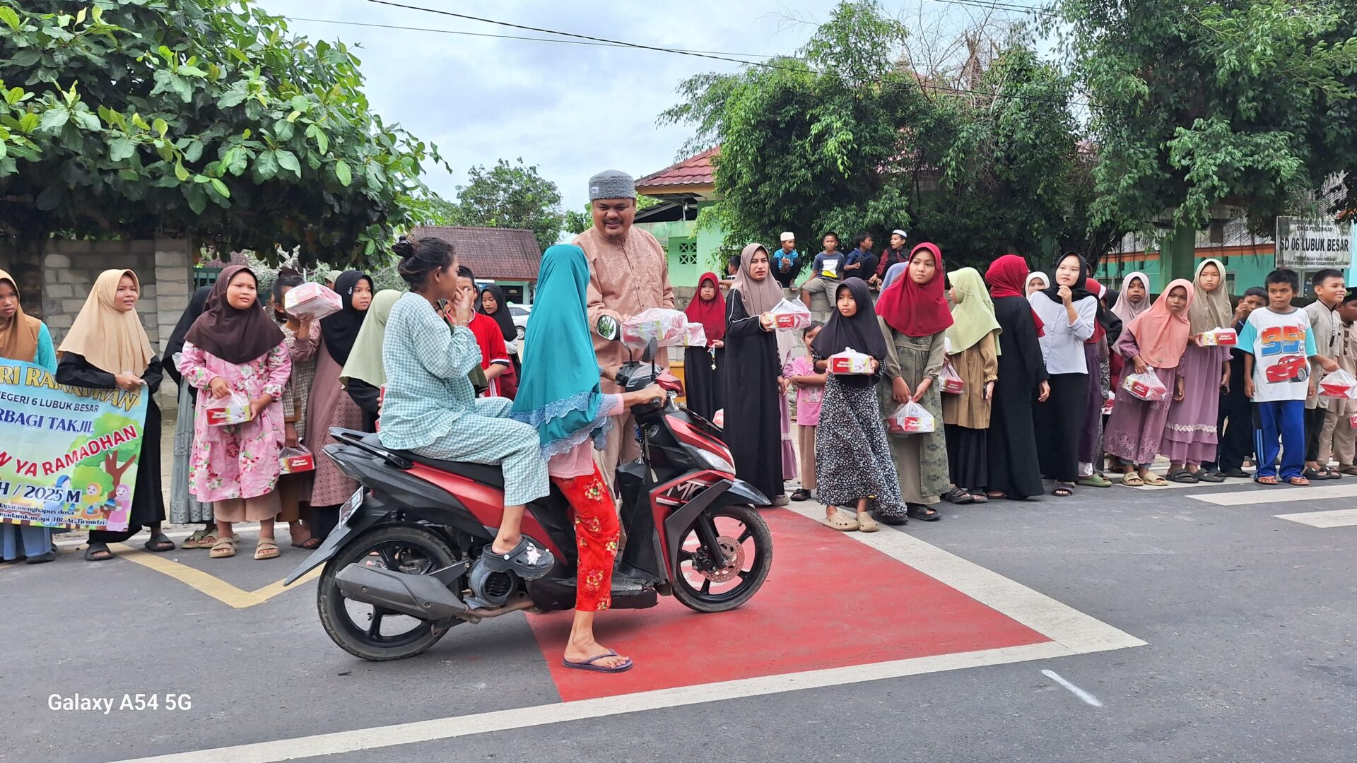 Kades dan SD 6 Perlang Bagikan Ratusan Takjil