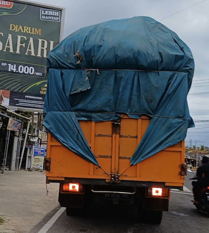 Banyak Truk Overload Lalu Lalang di Jalan Toboali, Dishub Basel: Kami Tidak Bisa Menindak