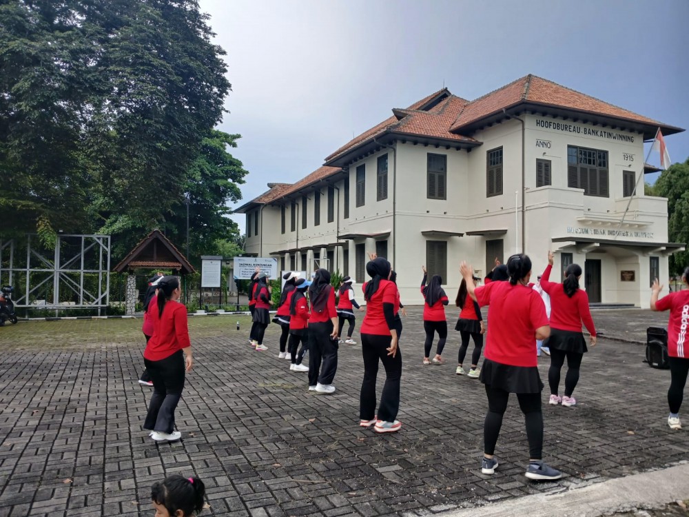 Club Senam The Bukit Manfaatkan Halaman Museum Timah Mentok