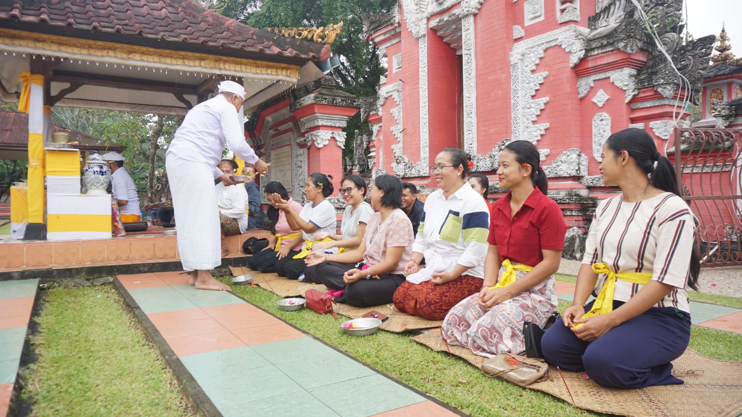 Kegiatan Sosial dan Lingkungan Semarakan Dharma Santi BUMN 2025 di Palembang