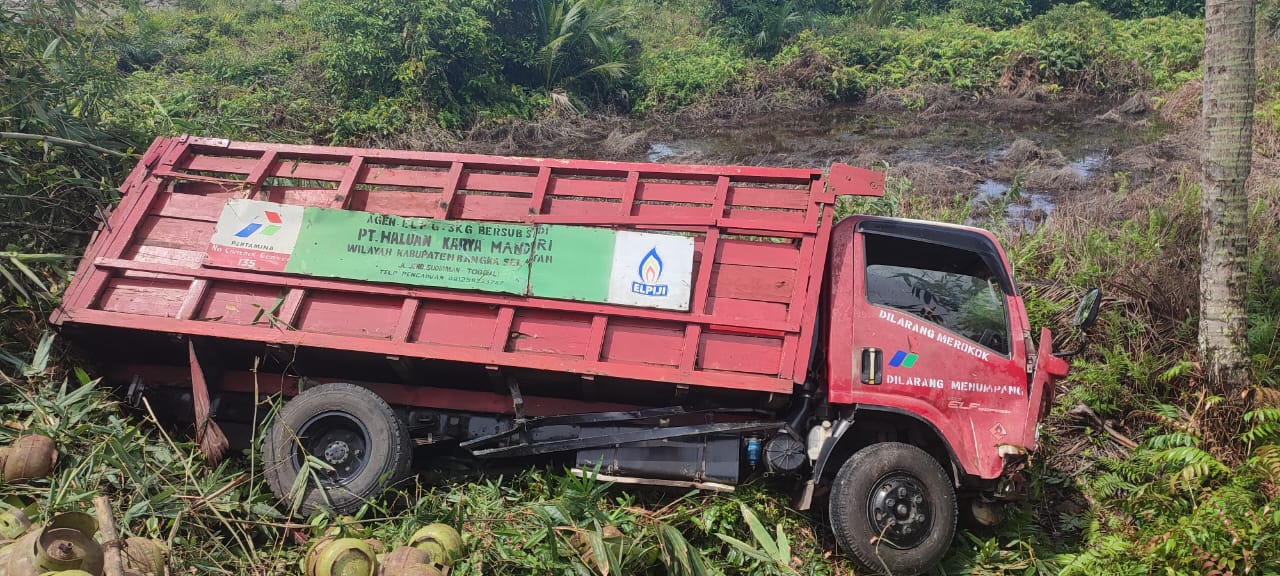 Truk Bawa Gas Melon Terperosok ke Parit