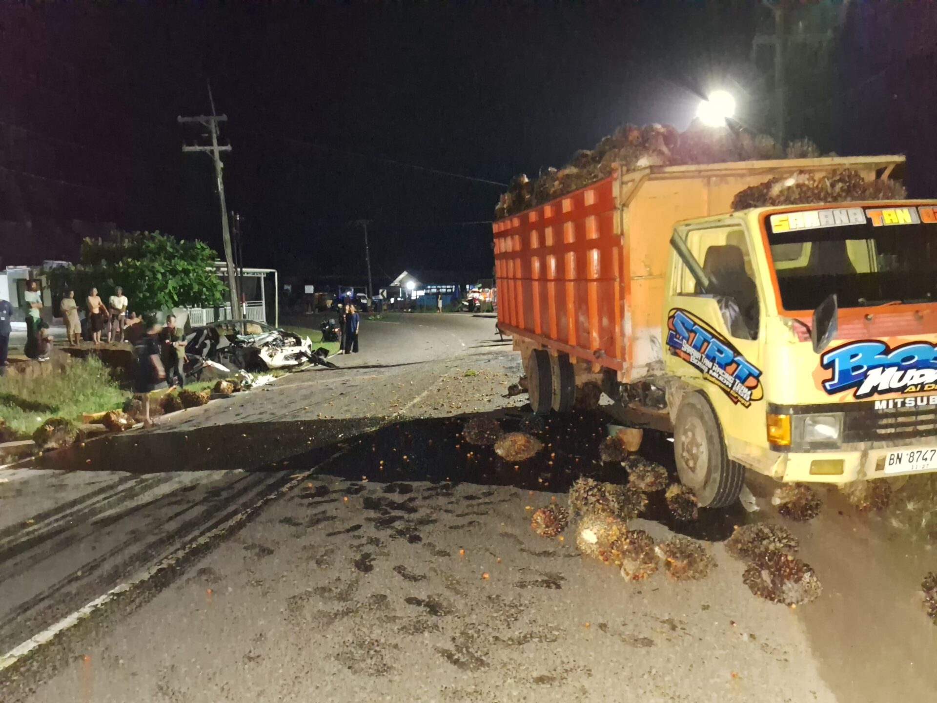 Truk Sawit vs Sigra, Satu Tewas dan Tujuh Luka-luka
