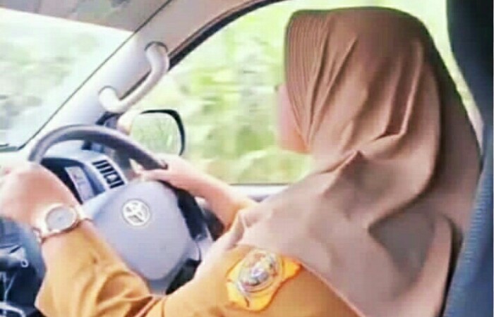 Viral Aksi Heroik Bidan Mengendarai Mobil Ambulans di Sumut