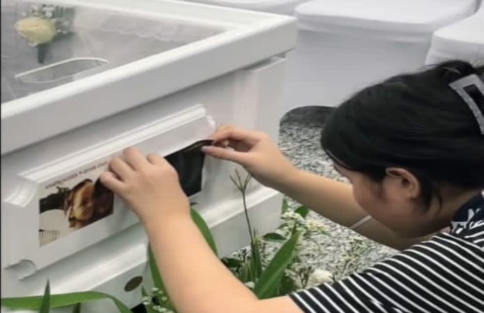 Peti Mati Gitaris Ricky Siahaan Ditempeli Banyak Stiker