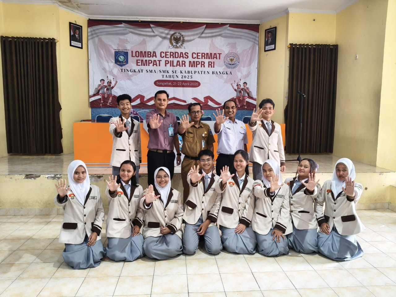 Siswa Boarding School Pemali Berhasil Juarai LCC Empat Pilar
