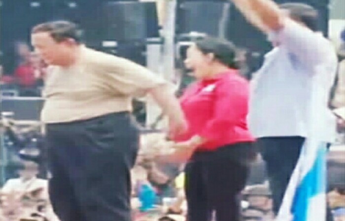 Presiden Prabowo Lepas Baju di Momen Peringatan Hari Buruh di Monas Jakarta