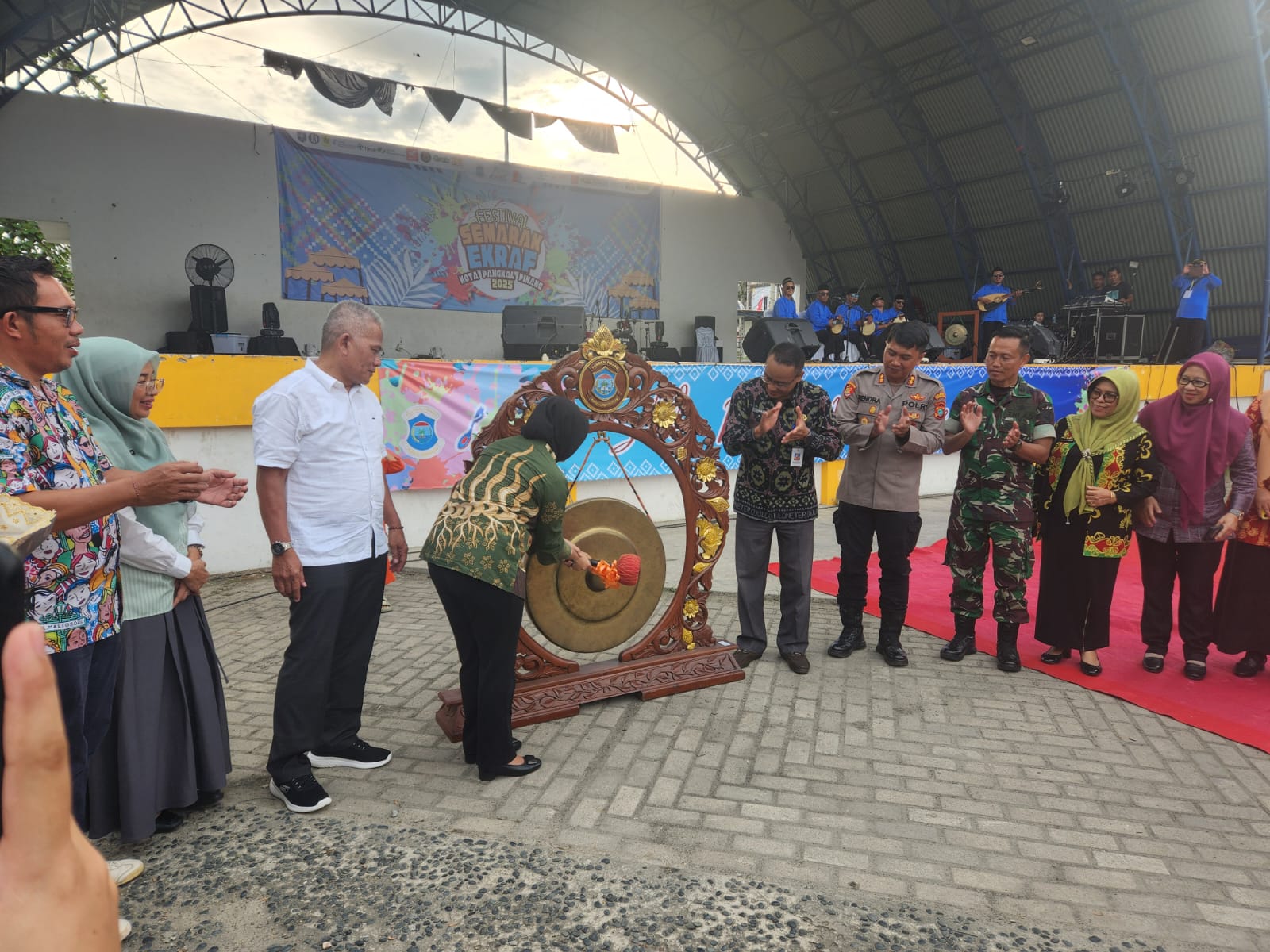 Pukulan Gong dari Direktur Fashion Menandakan Festival Semarak Ekraf Kota Pangkalpinang 2025 Dibuka
