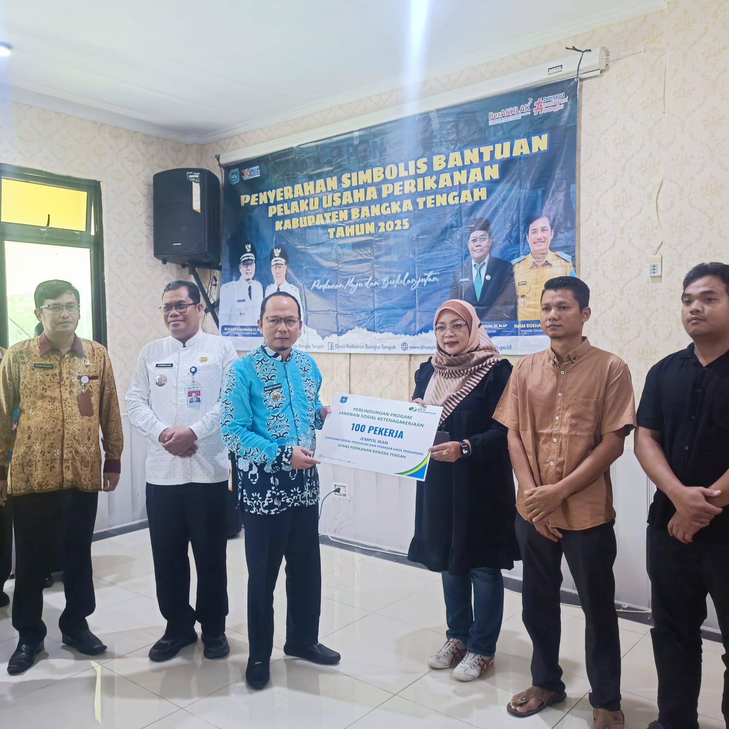 Algafry Serahkan Bantuan dan Hibah ke Nelayan dan Pengusaha Perikanan