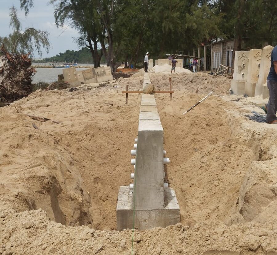 Pantai Pongkar Dipasangi Penahan Abrasi