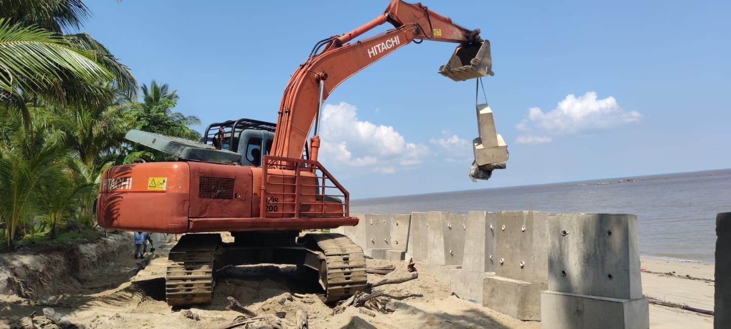 Pantai Asmara Dewi Dipasangi Penahan Abrasi