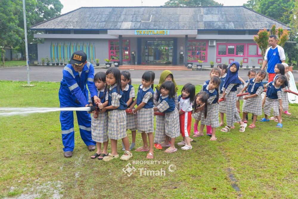 Siswa TK Kutilang I Belajar Padamkan Kebakaran