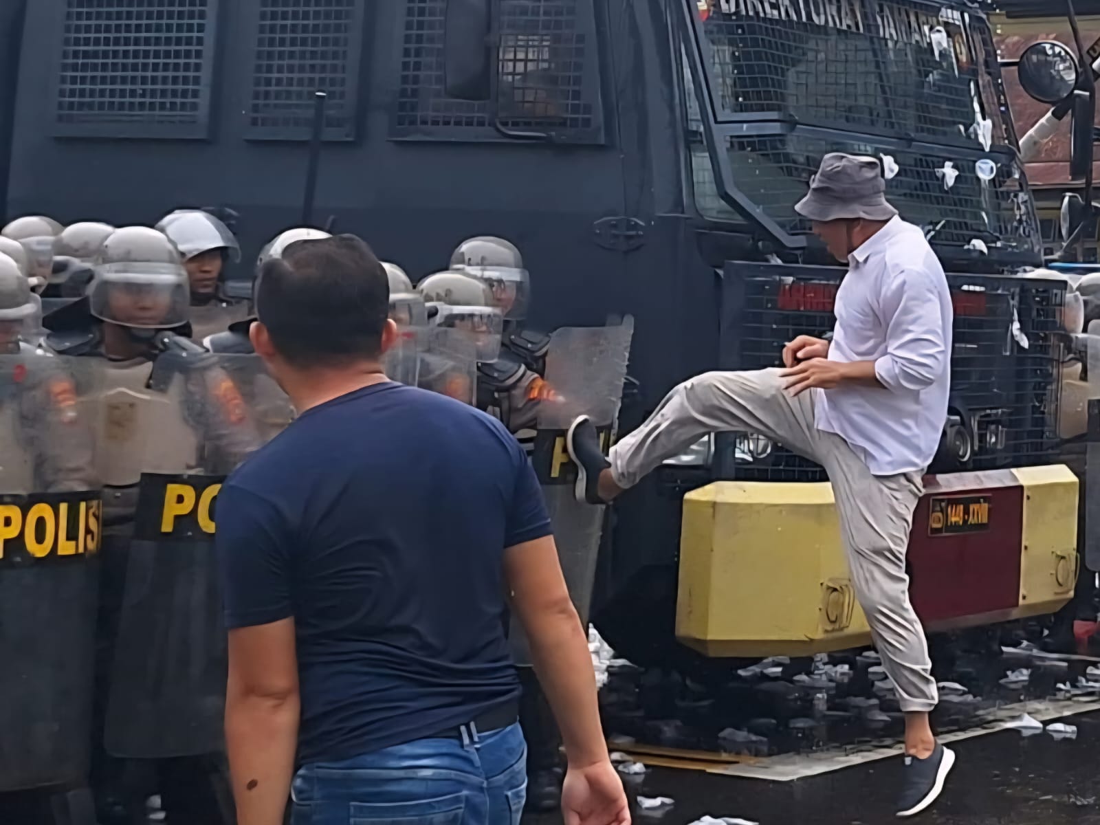 Dentuman Keras Terdengar Saat Pendukung Paslon Bentrok dengan Polisi