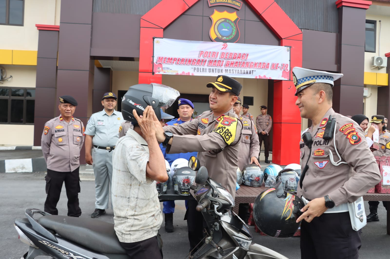 Dikira Razia, Ternyata Pengendara Diberikan Helm dan Bingkisan