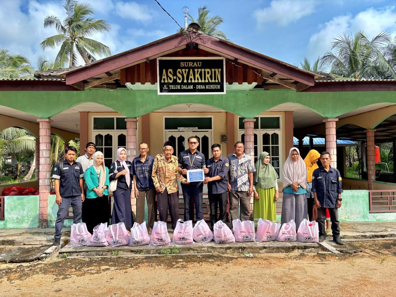 Masyarakat Pesisir Pantai Teluk Dalam Dapat Sembako Gratis