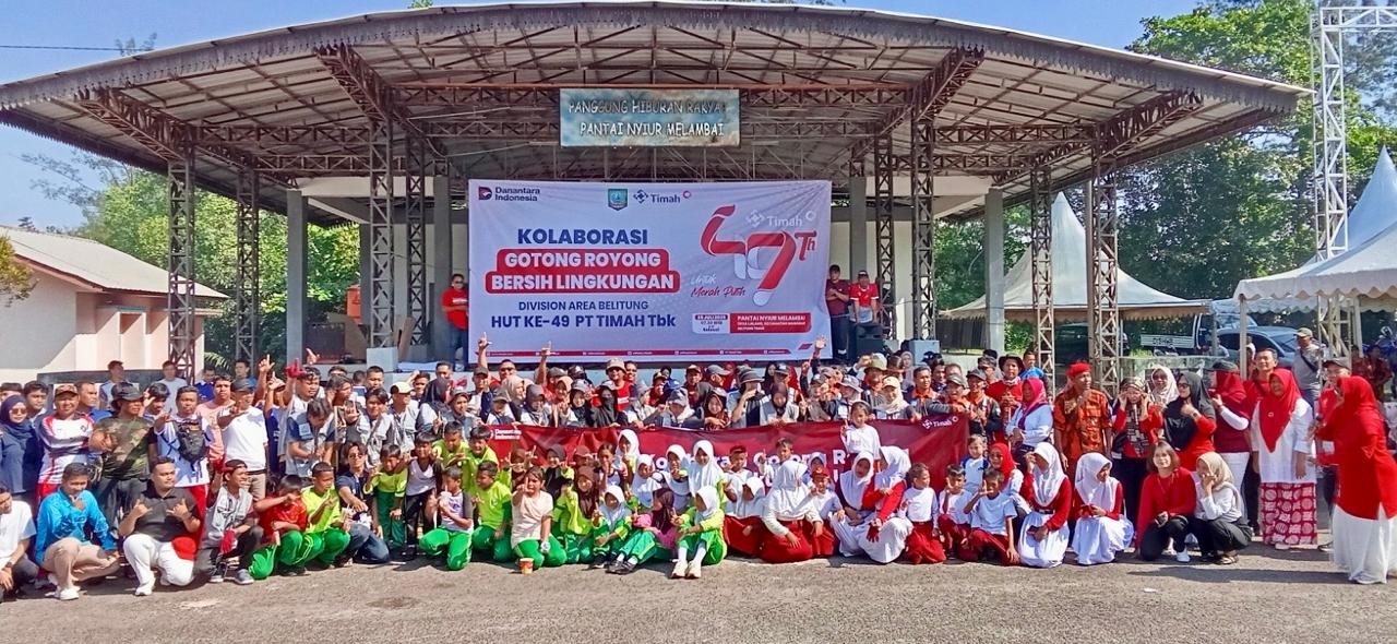 Ajak Seluruh Elemen Masyarakat, PT Timah Gotongroyong Bersihkan Pantai Nyiur Melambai