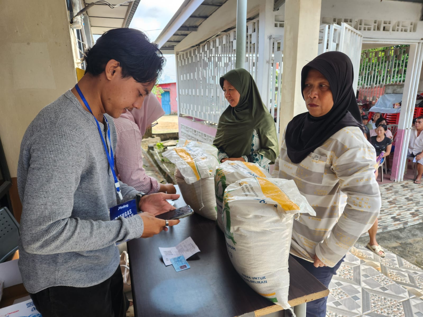 Puluhan Keluarga di Air Salemba Dapat Beras Gratis