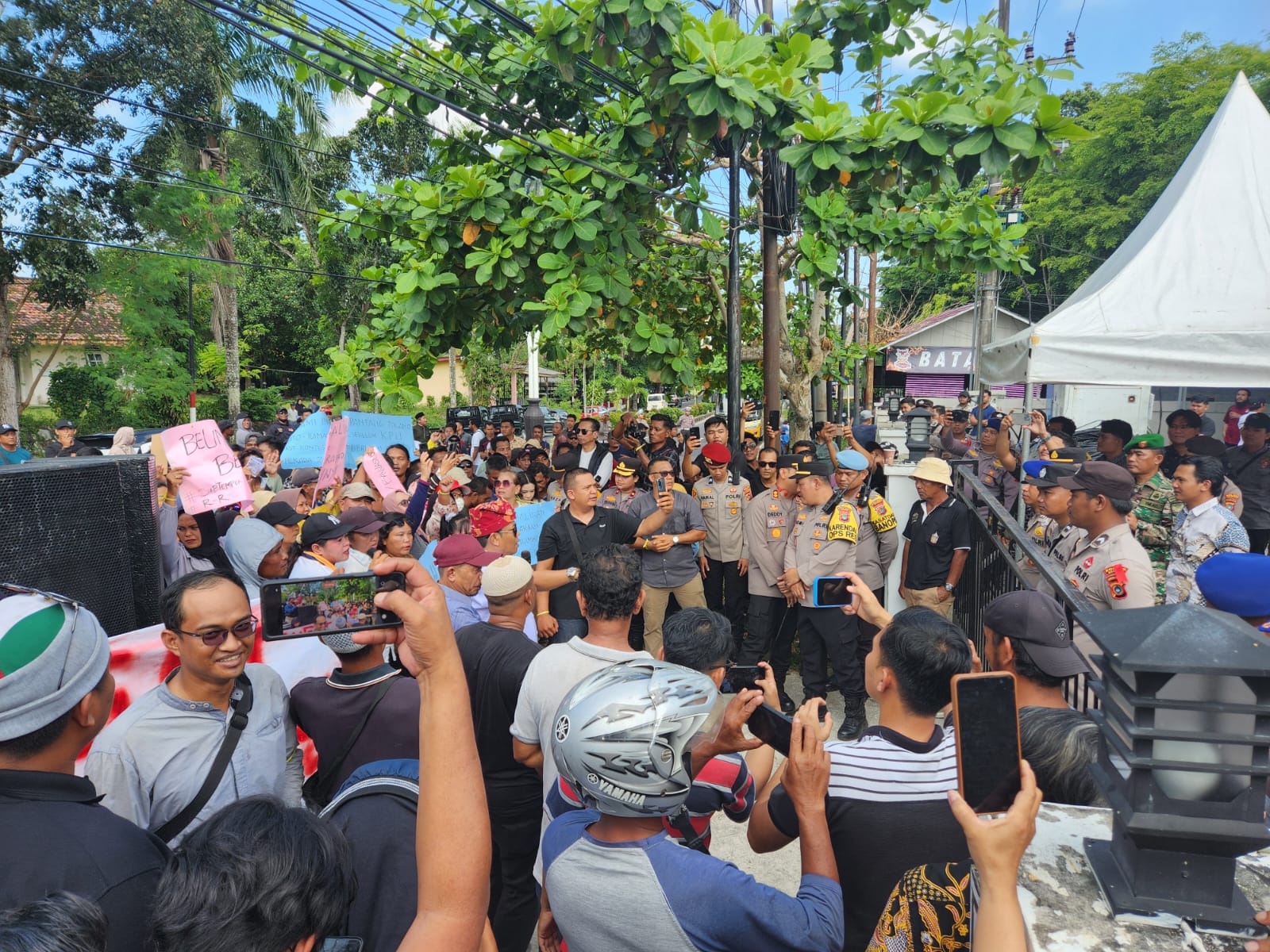 Ribuan Simpatisan Rato-Ramadian Geruduk KPU Bangka