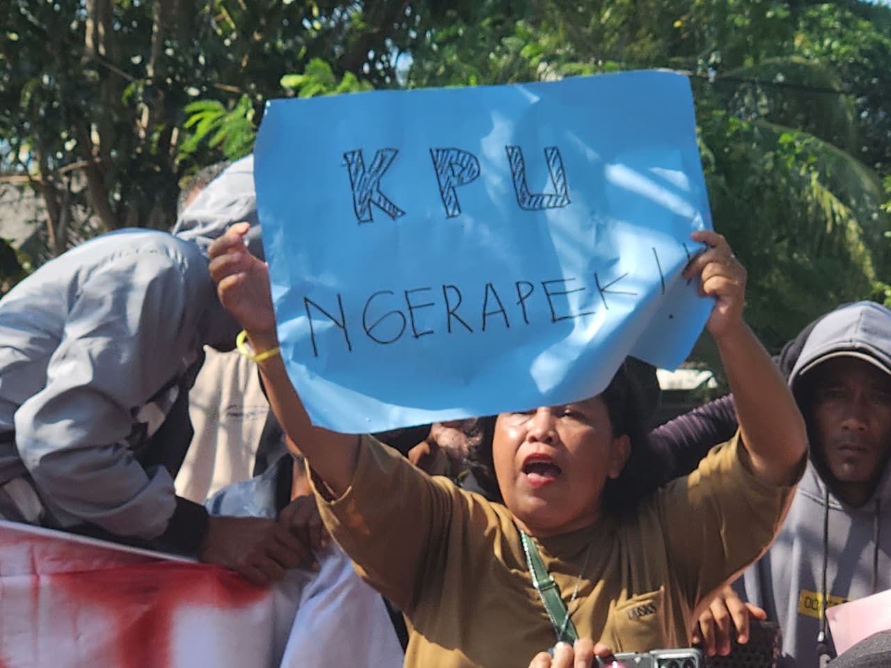 Massa Minta Komisioner KPU Bangka Mundur