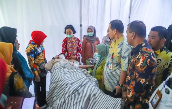 Muhtar Tinjau Langsung Pelayanan KB di Hutan Kota Sungailiat