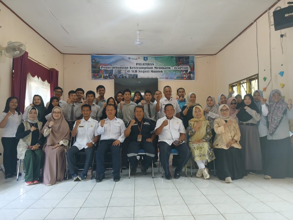 Siswa SLB Mentok Membatik