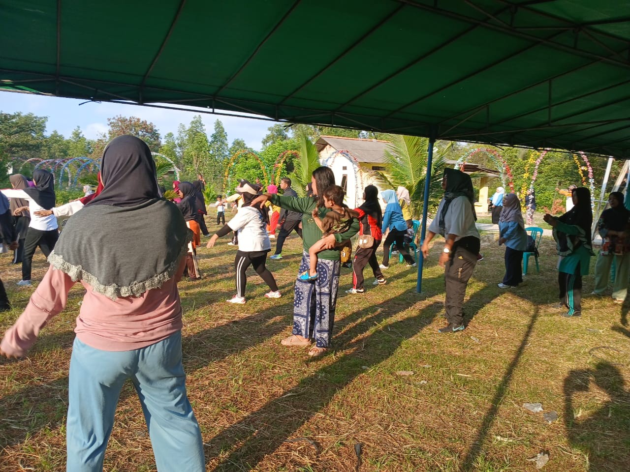 PT Timah Adakan Senam Bersama, Warga Teluk Rubih Senang