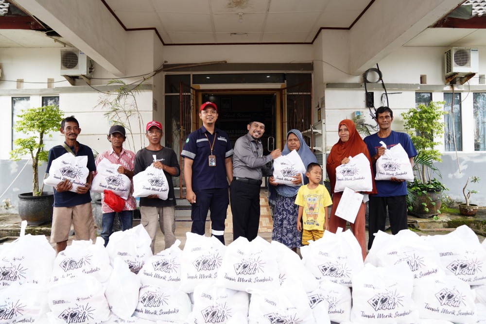 100 Paket Sembako untuk Masyarakat Miskin dan Stunting