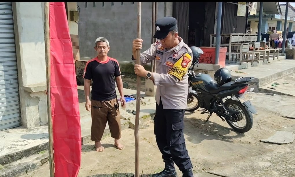 Polres Bangka Tengah Bagikan Ratusan Bendera Merah Putih