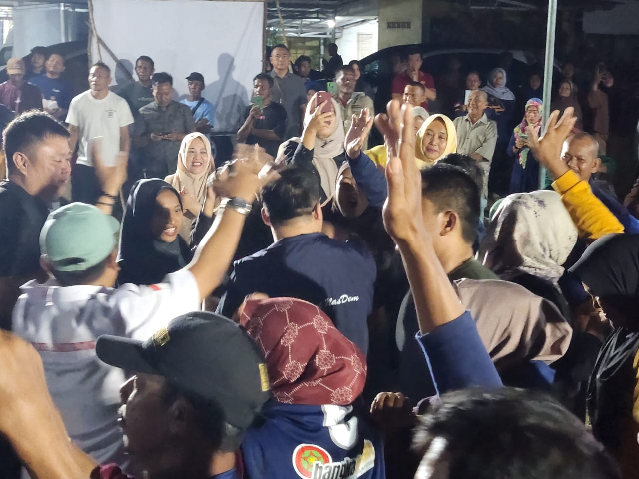 Rato-Ramadian Ikut Joget Bersama Warga Parit Pekir