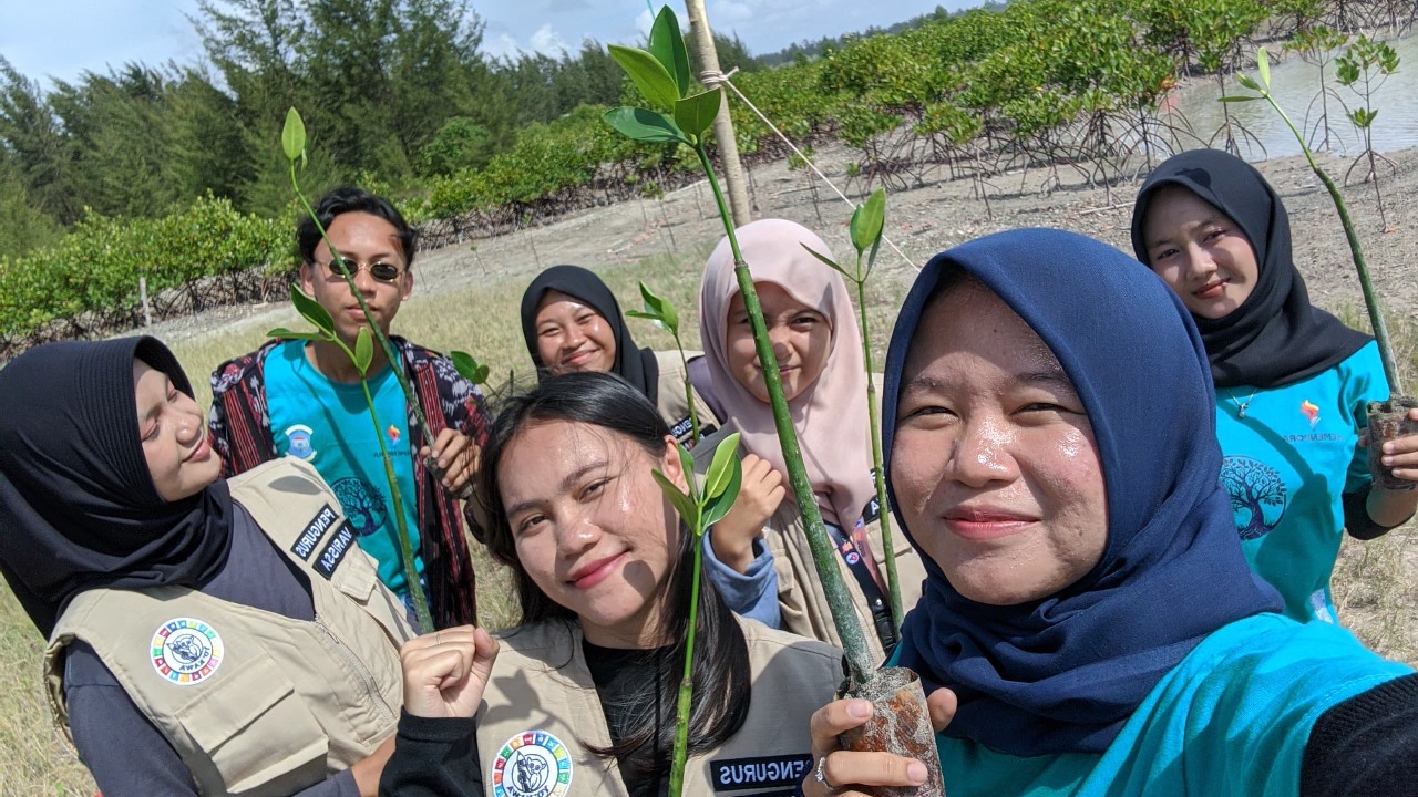 HUT RI Ke-80, Yo’ Kawa Babel Tanam Mangrove dan Gelar Upacara Pengibaran Bendera di Pesisir Lintas Timur