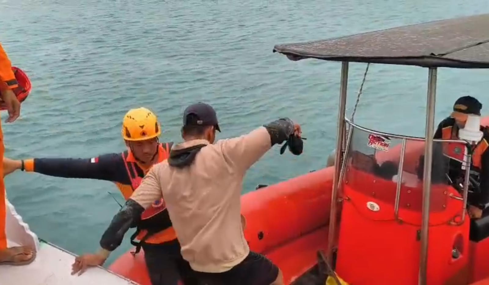 Kapal Nelayan Kandas Usai Menabrak Karang di Pulau Penanas