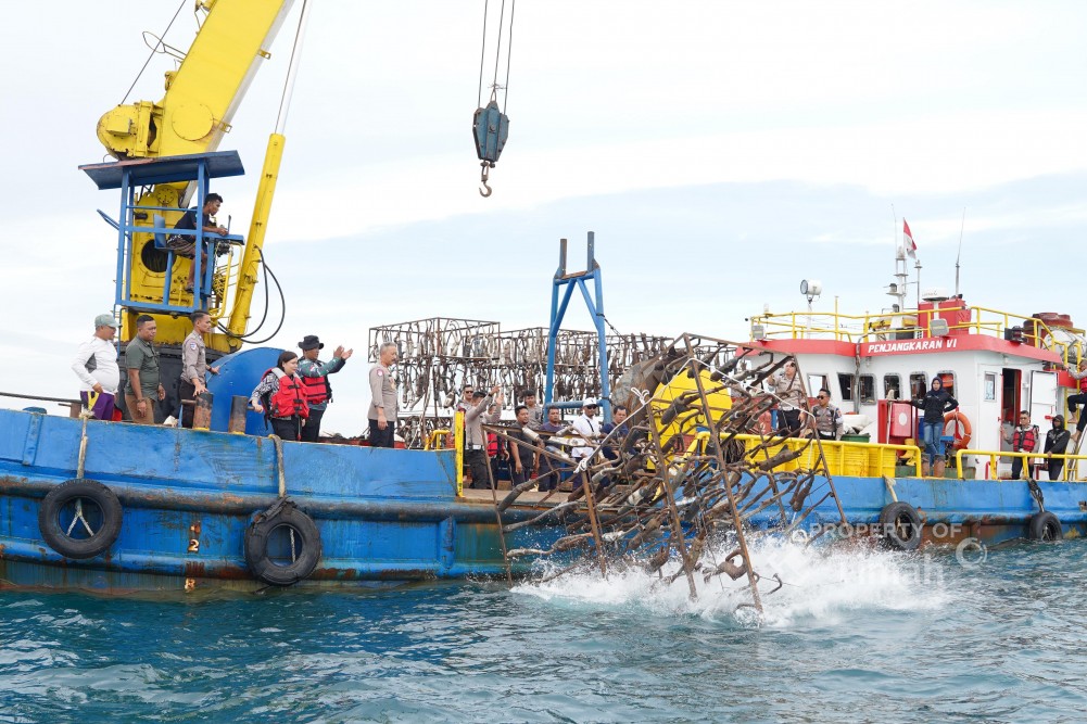 Rumpon dari Knalpot Ditenggelamkan di Kawasan Pantai Rebo