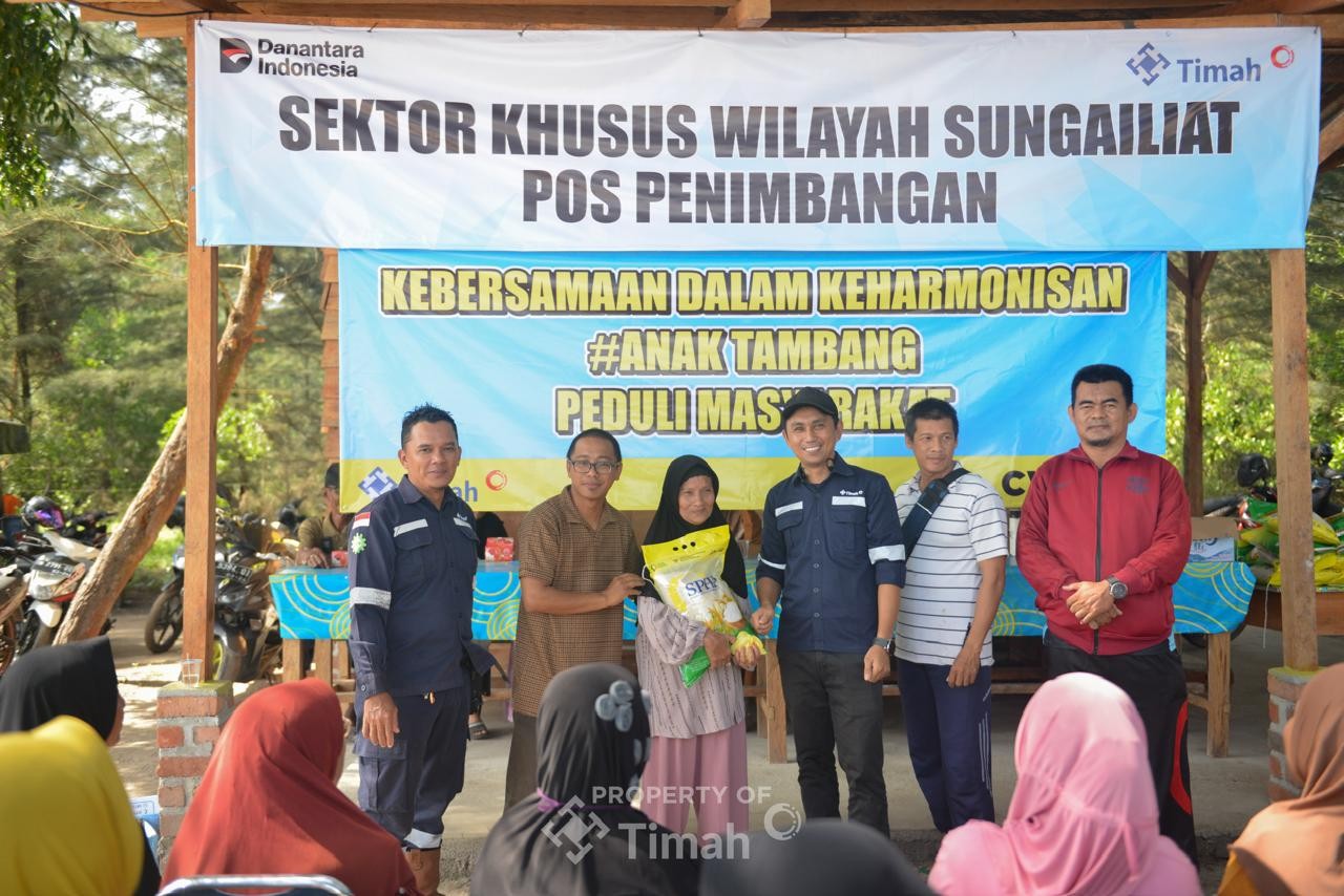 Bersama Mitra Tambang, PT Timah Bagikan 200 Paket Beras untuk Masyarakat Sungailiat