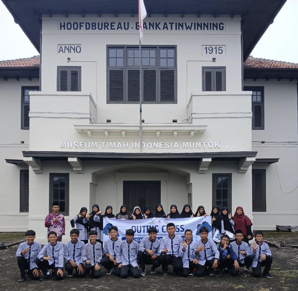 Puluhan Siswa SMP Islam SMART Belajar Sejarah Timah di MTI Mentok