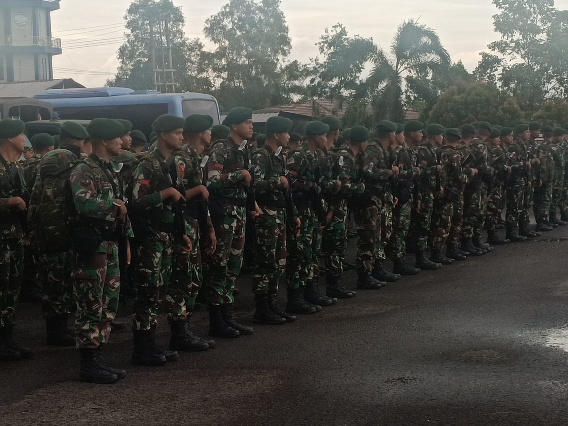 Ratusan Prajurit TNI Mendarat di Bandara Depati Amir