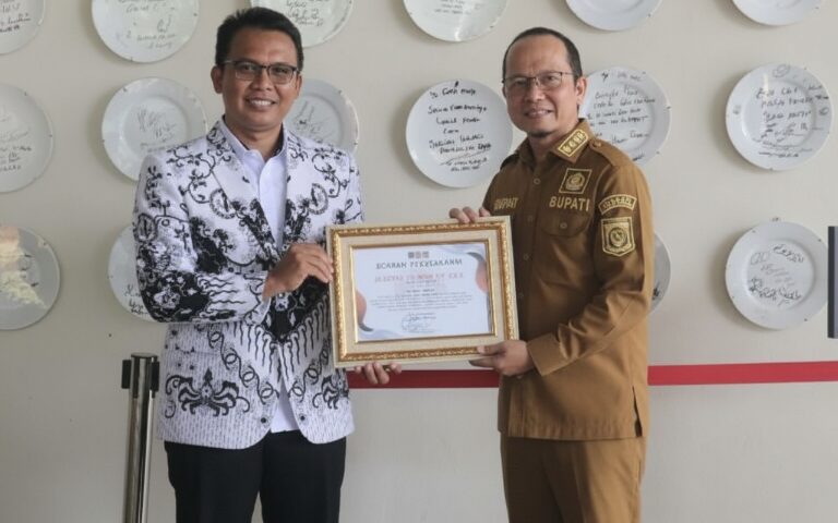 PB PGRI Berikan Penghargaan Dwija Praja Nugraha ke Bupati Bateng