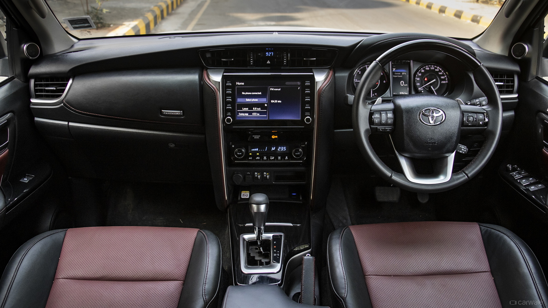 Dashboard Canggih Fortuner Bikin Perjalanan Keluarga Lebih Nyaman dan Menyenangkan