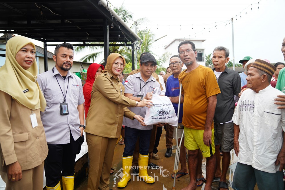 PT Timah Berikan Sembako ke Ratusan Warga Terdampak Banjir di Bangka Belitung