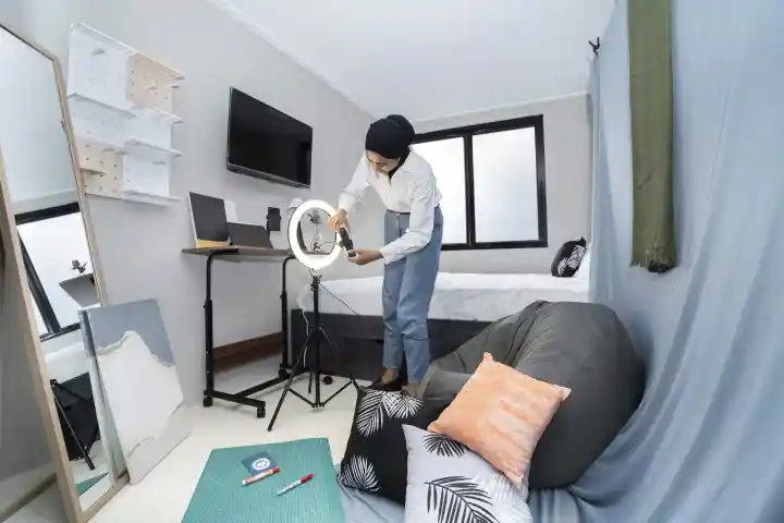 Kreator Pemula Wajib Tahu, Cara Menata Studio Kamar Sempit agar Terlihat Profesional