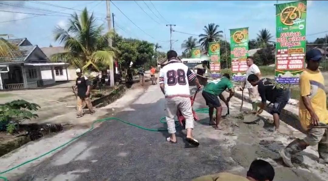 Takut Jalan Rusak, Warga Desa Perlang Semen Bahu Jalan