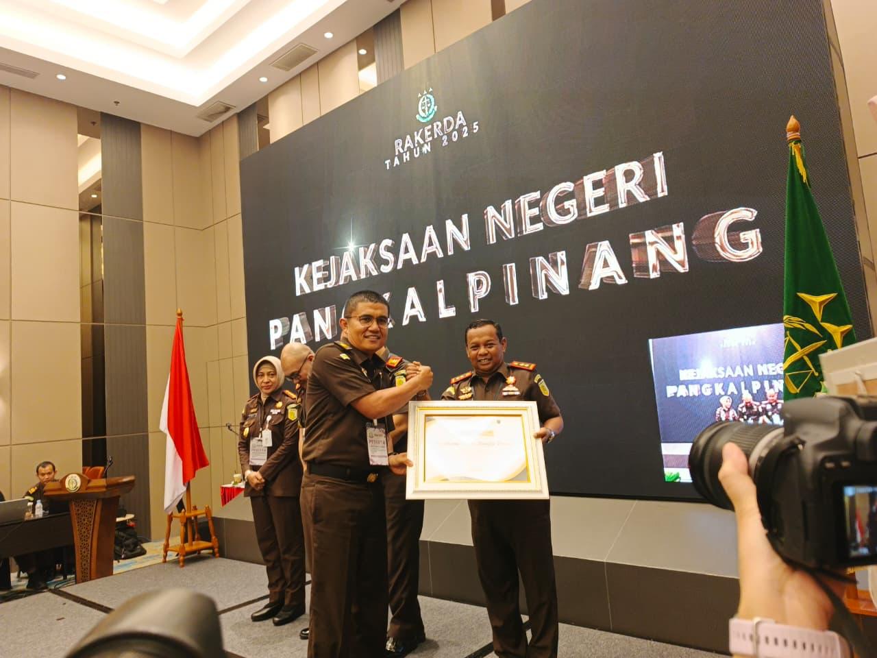 Kejari Bateng Terima Tiga Penghargaan